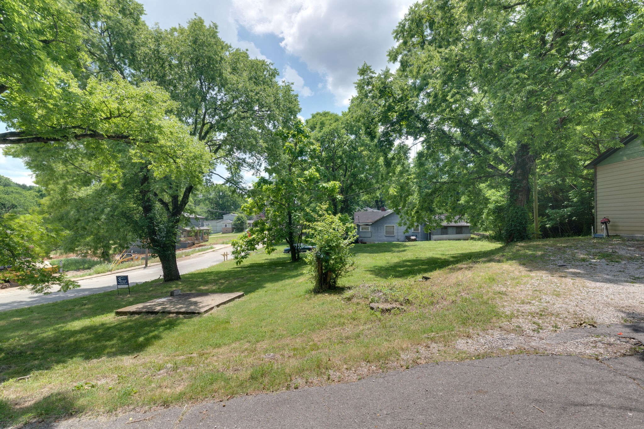 601 Bullock Street Columbia, TN 38401 - Photo 5 of 16 a backyard of a house with lots of green space