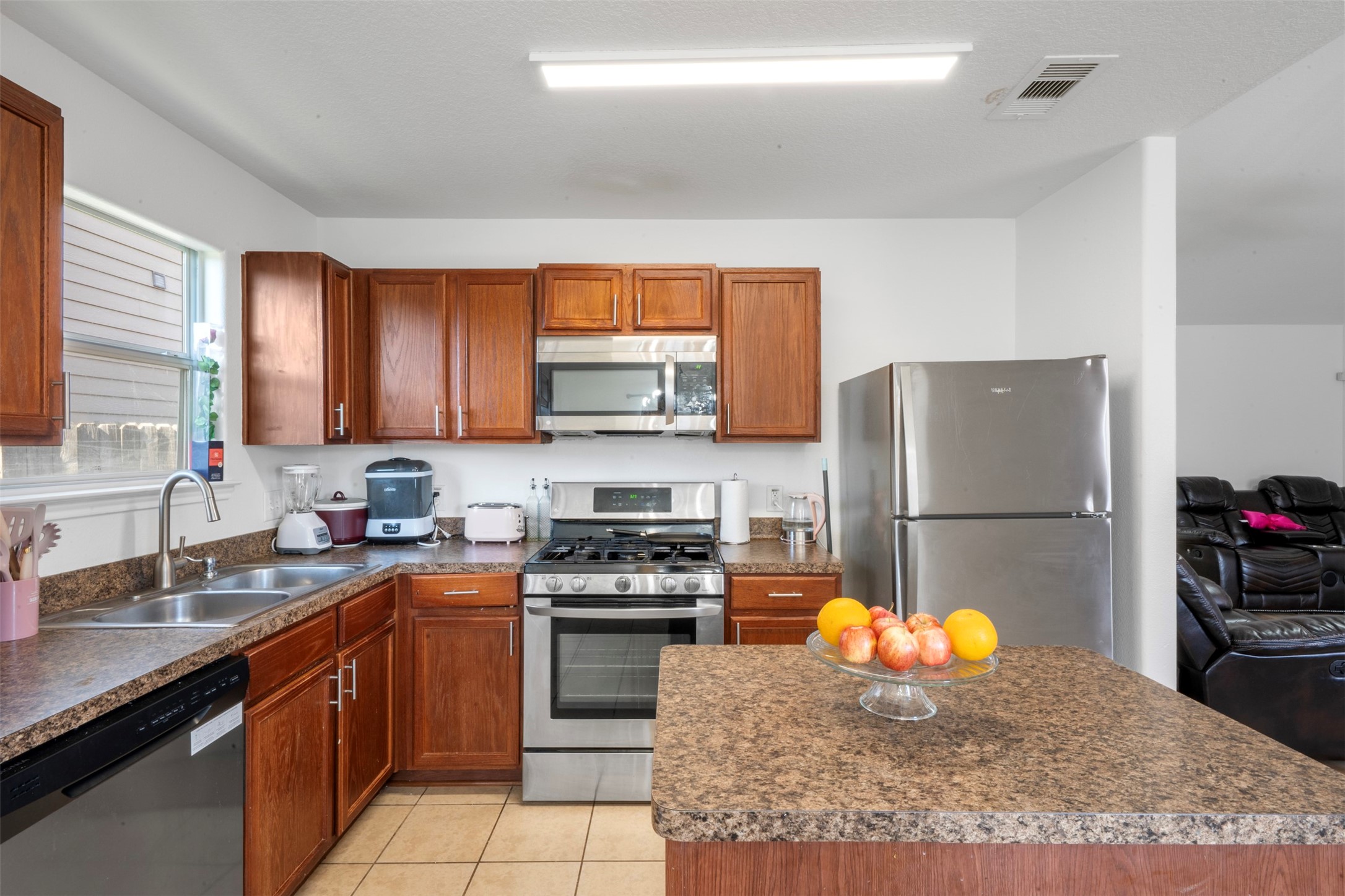 830 Paradise Road Baytown, TX 77521 - Photo 10 of 34