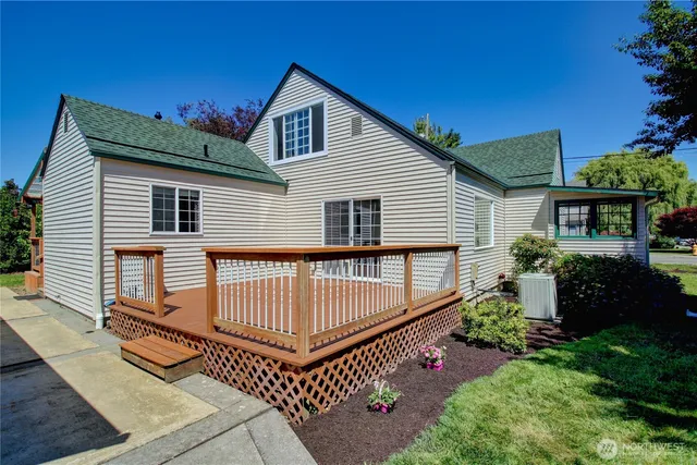 $645,000 | 215 North 6th Street, La Conner, WA 98257