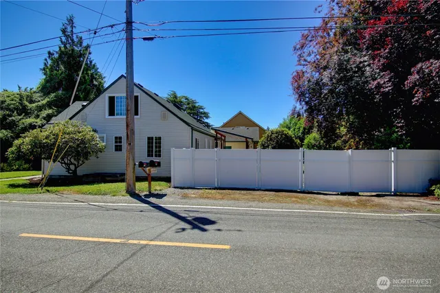 $645,000 | 215 North 6th Street, La Conner, WA 98257