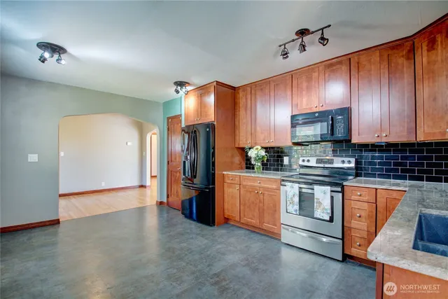 $645,000 | 215 North 6th Street, La Conner, WA 98257