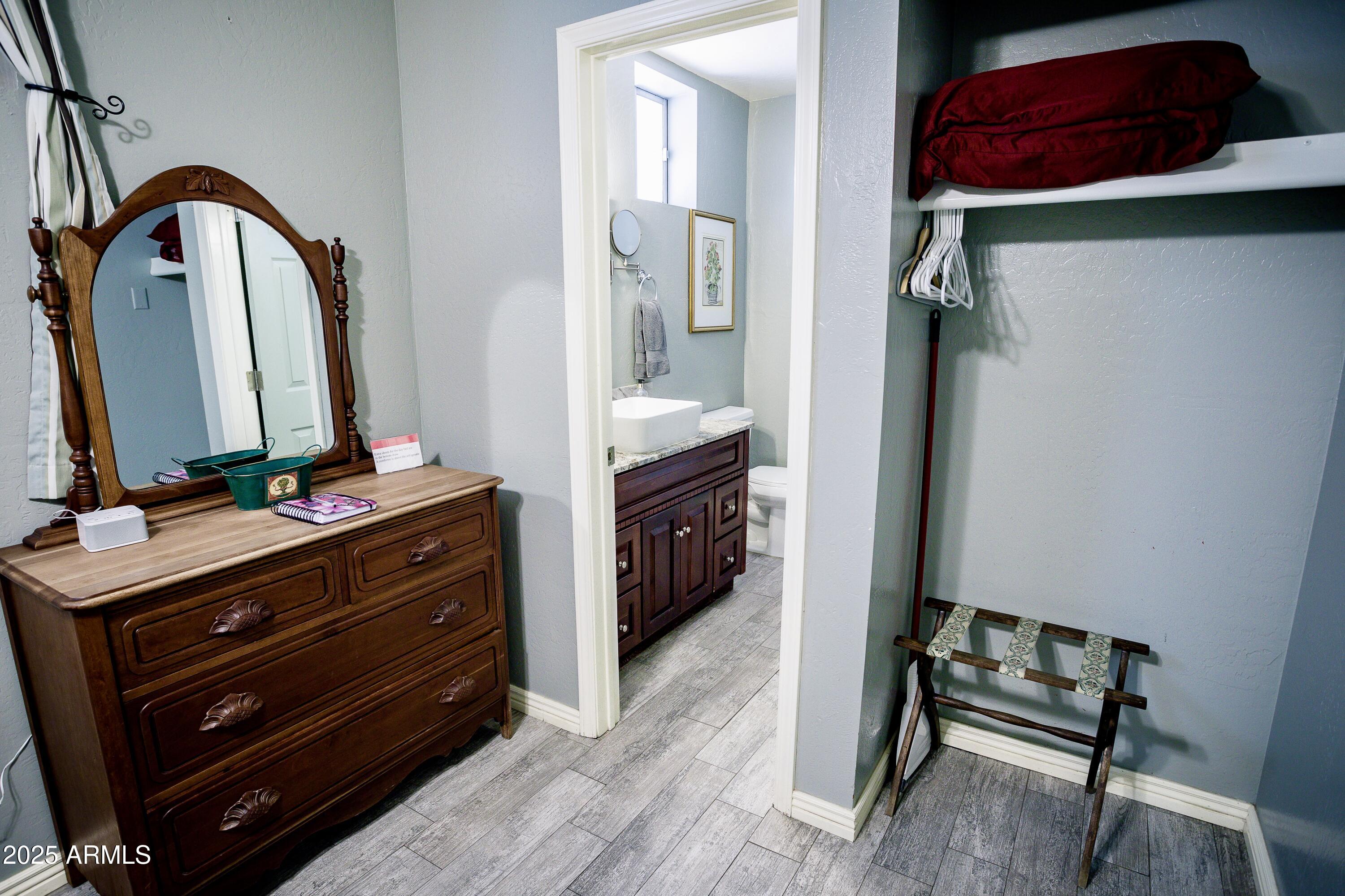 29 East Ramsey Canyon Road Hereford, AZ 85615 - Photo 60 of 119 a room with a mirror and furniture