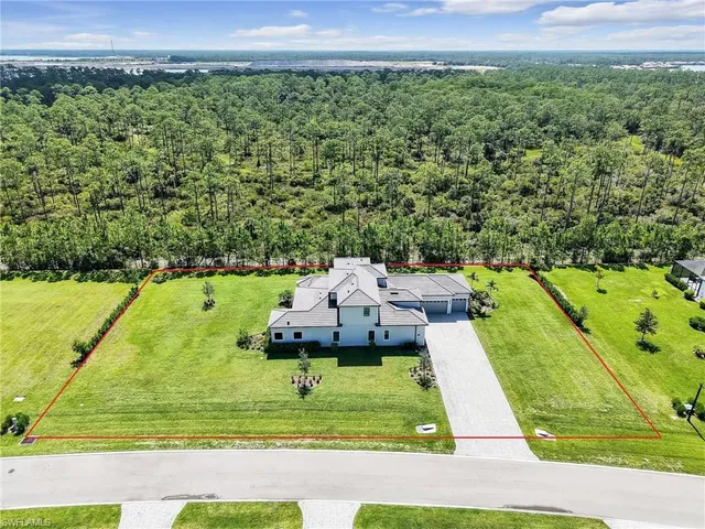 a view of a back yard