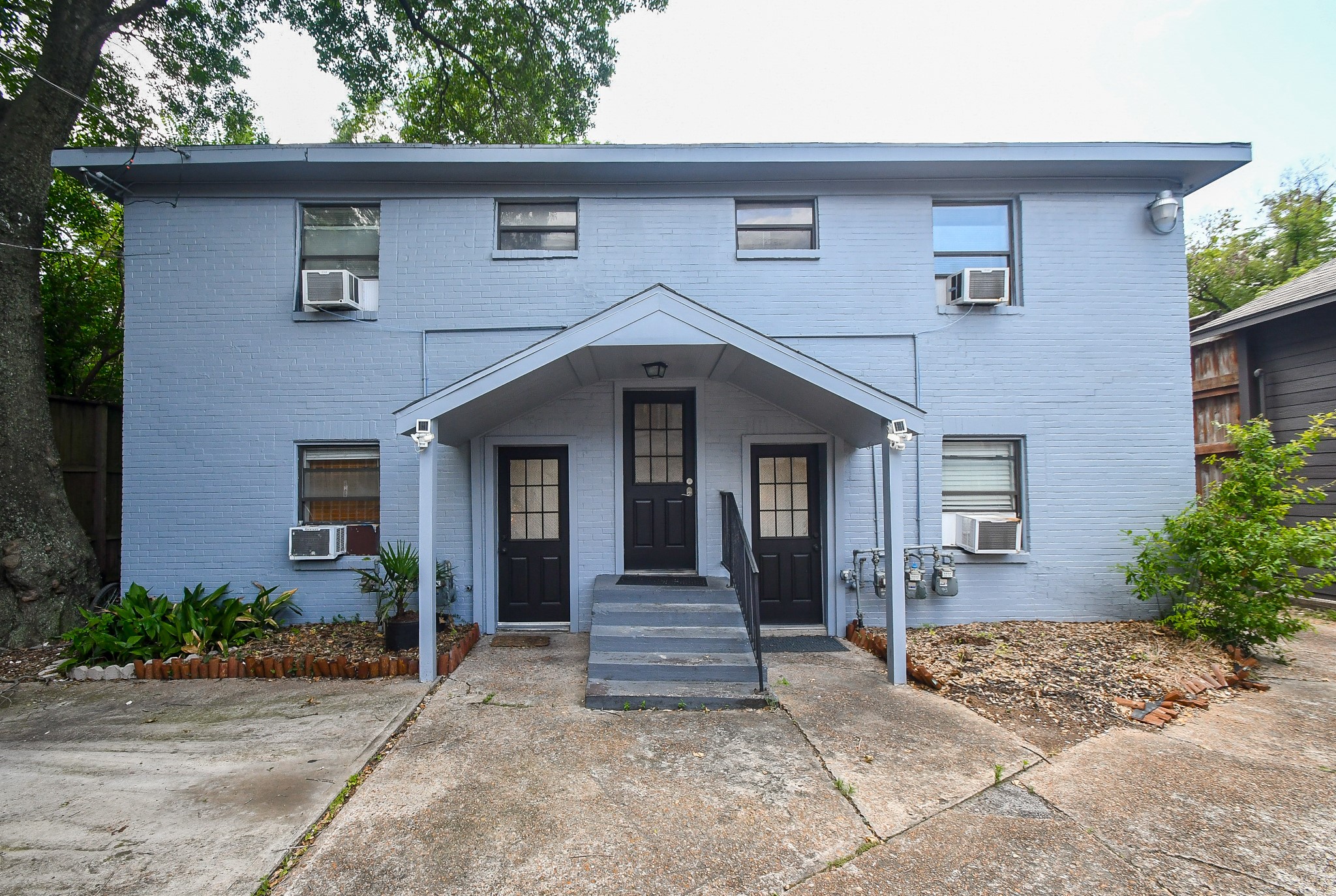 4623 Yupon Street, Unit 3 Houston, TX 77006 - Photo 17 of 18 a front view of a house with garden