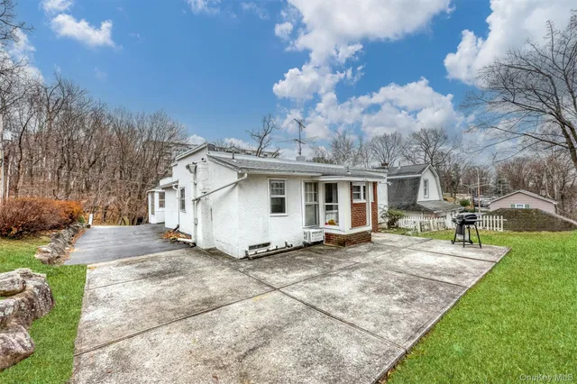 a view of a house with backyard