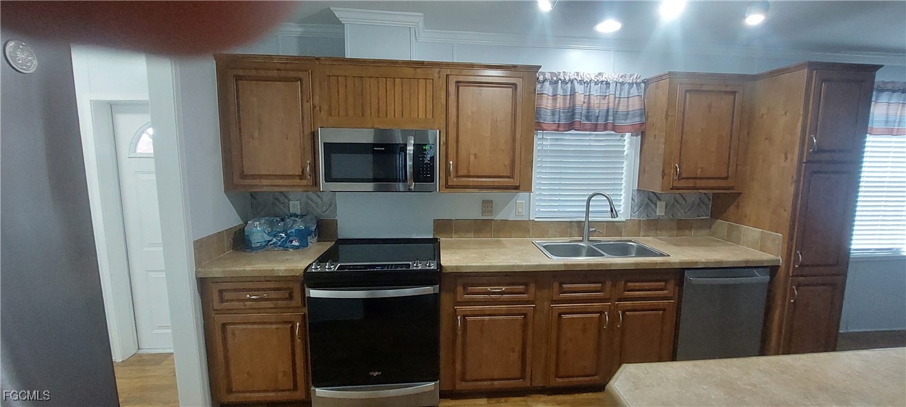 15582 Northwest 316th Street Okeechobee, FL 34972 - Photo 20 of 47 a kitchen with a sink stove and refrigerator