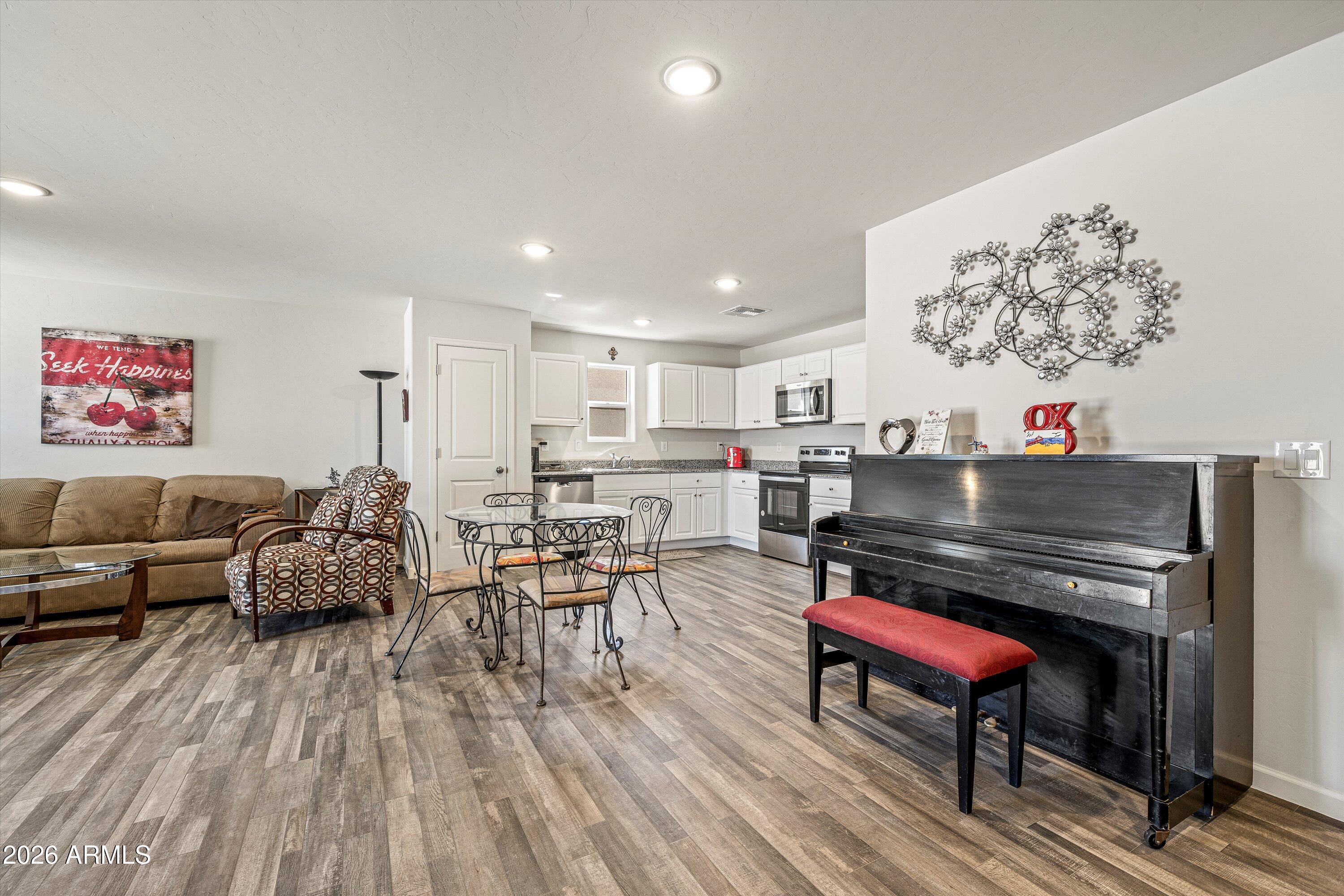 373 Redwood Loop Benson, AZ 85602 - Photo 9 of 29 09-Living Area