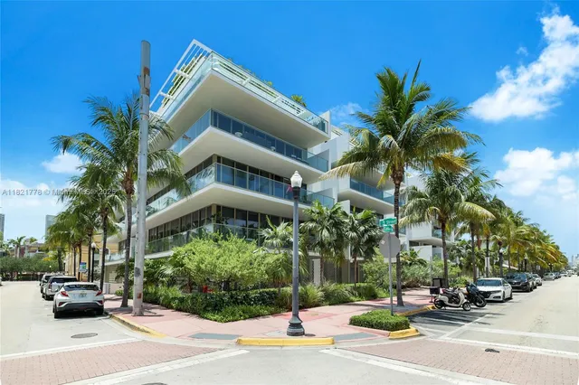 $3,000,000 | 300 Collins Avenue, Unit 3D, Miami Beach, FL 33139