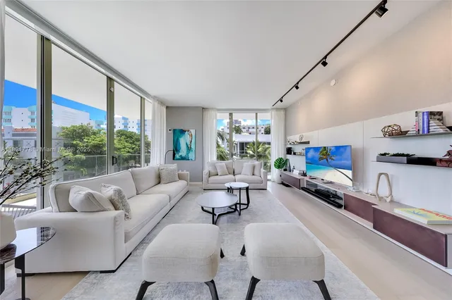 $3,000,000 | 300 Collins Avenue, Unit 3D, Miami Beach, FL 33139