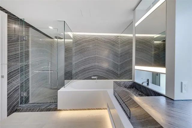 $3,000,000 | 300 Collins Avenue, Unit 3D, Miami Beach, FL 33139