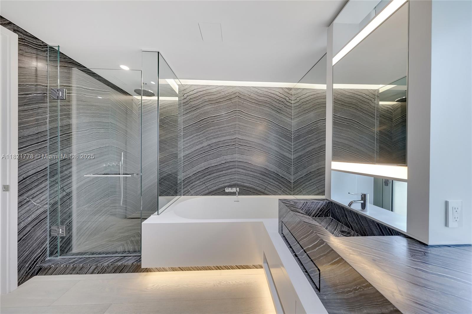 300 Collins Avenue, Unit 3D Miami Beach, FL 33139 - Photo 8 of 14 Primary Bathroom