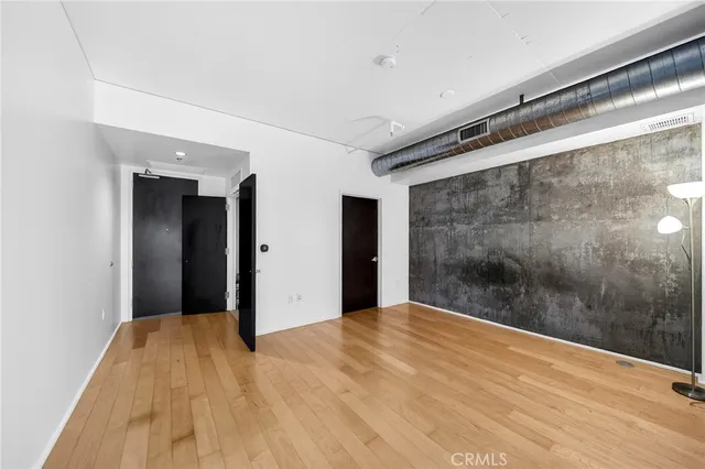 a view of a big room with closet