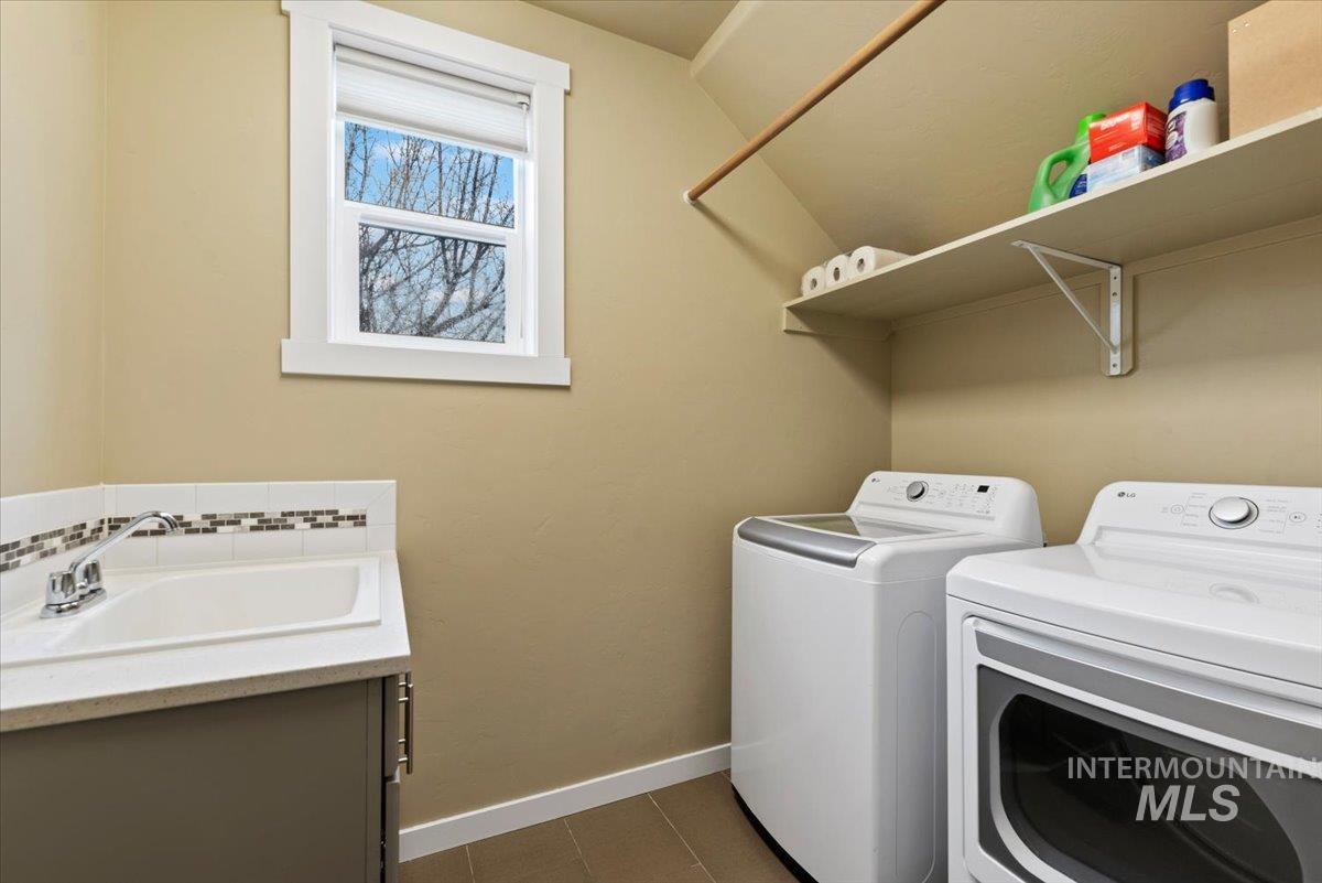 1011 West Riodosa Drive Meridian, ID 83642 - Photo 34 of 38 Laundry room with separate washer and dryer and baseboards