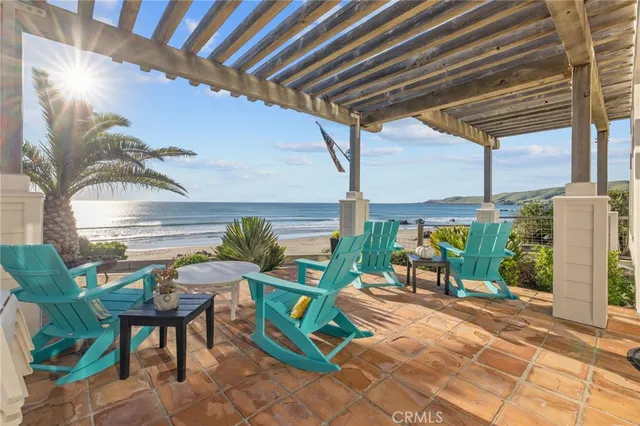 a view of a house with backyard and a garage