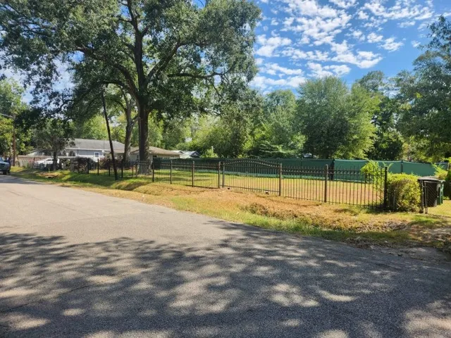a view of a yard with basketball court