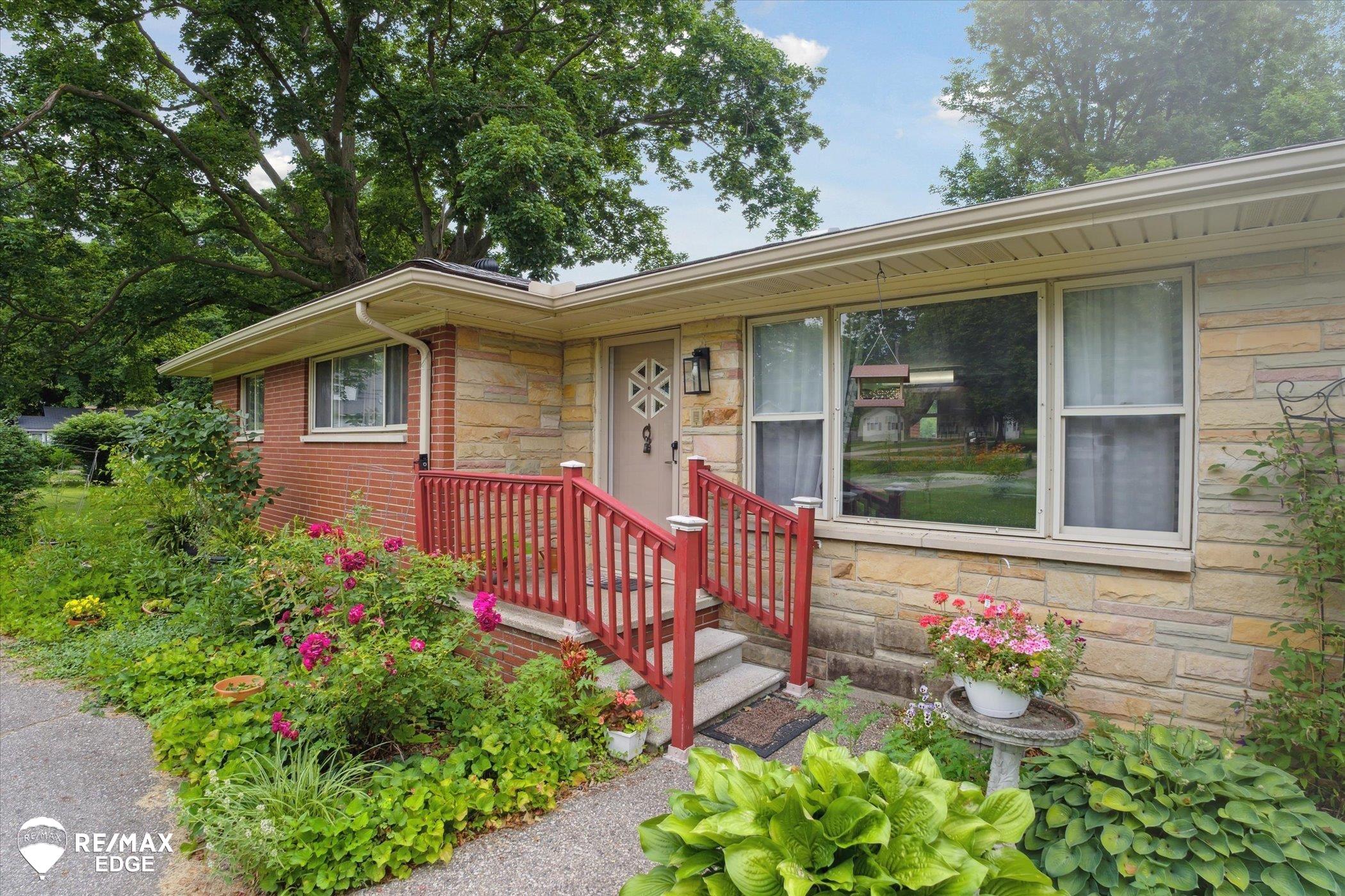 1201 Gilbert Street Flint, MI 48532 - Photo 5 of 40 50180936-37f12a84-989a-42ee-94f7-cb267e34a7a2.JPG
