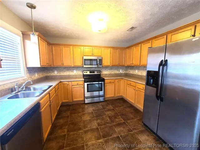 $1,550 | 2252 Cliff Swallow Drive, Fayetteville, NC 28306