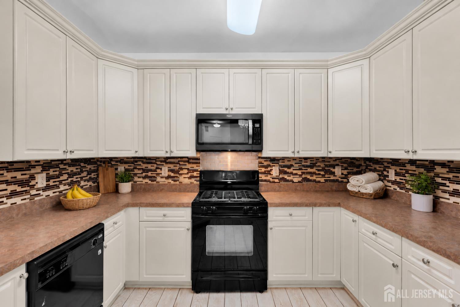 414 Sloan Court Matawan, NJ 07747 - Photo 11 of 38