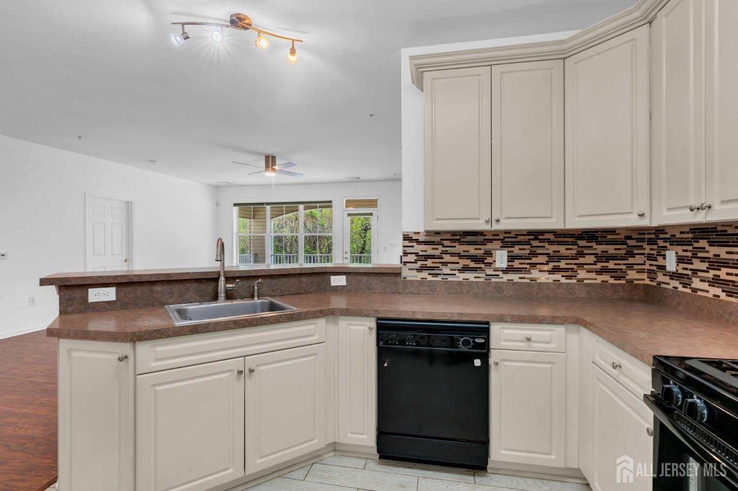 414 Sloan Court Matawan, NJ 07747 - Photo 13 of 38