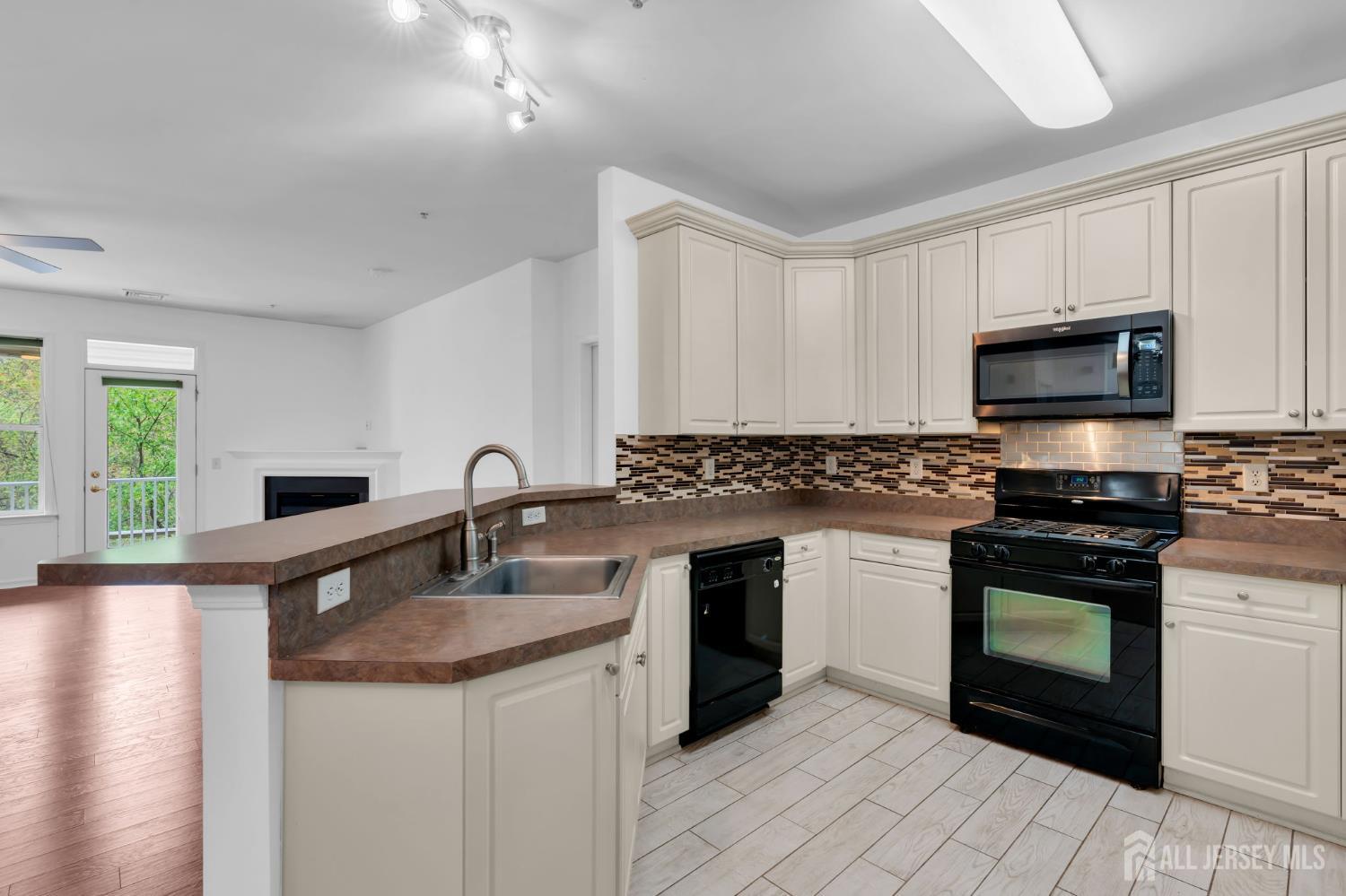 414 Sloan Court Matawan, NJ 07747 - Photo 14 of 38