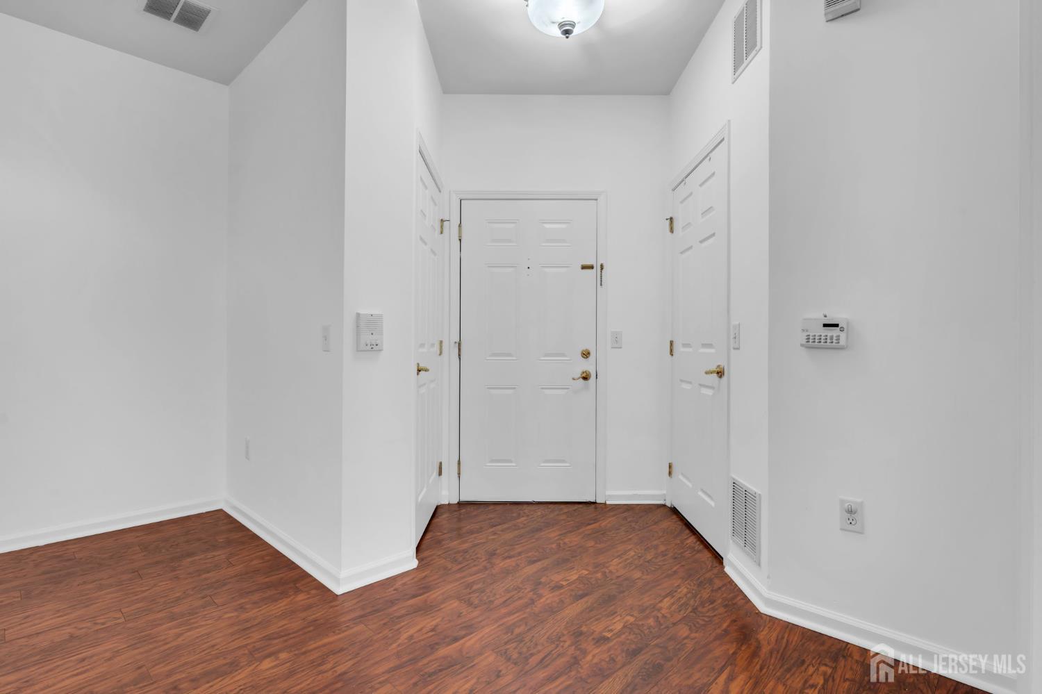 414 Sloan Court Matawan, NJ 07747 - Photo 4 of 38