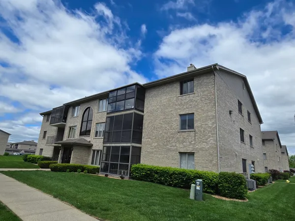 $207,500 | 13950 Lavergne Avenue, Unit 907, Crestwood, IL 60418