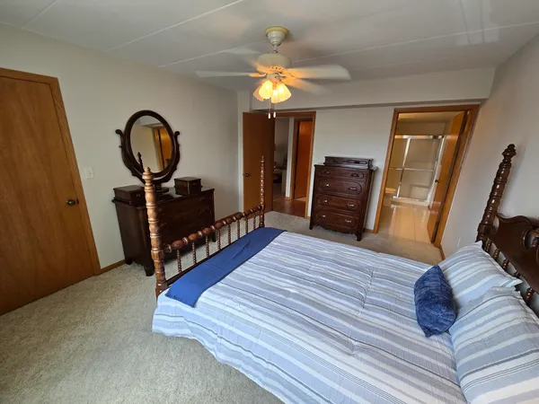 $207,500 | 13950 Lavergne Avenue, Unit 907, Crestwood, IL 60418
