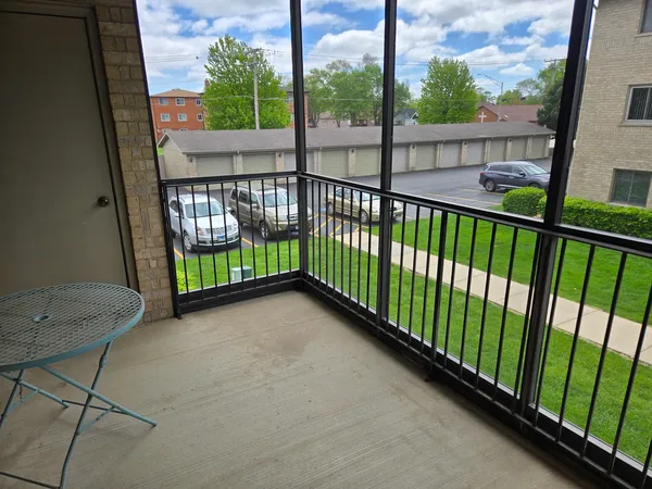 $207,500 | 13950 Lavergne Avenue, Unit 907, Crestwood, IL 60418