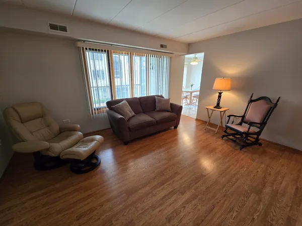 $207,500 | 13950 Lavergne Avenue, Unit 907, Crestwood, IL 60418