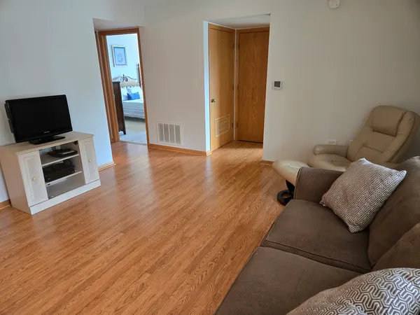 $207,500 | 13950 Lavergne Avenue, Unit 907, Crestwood, IL 60418