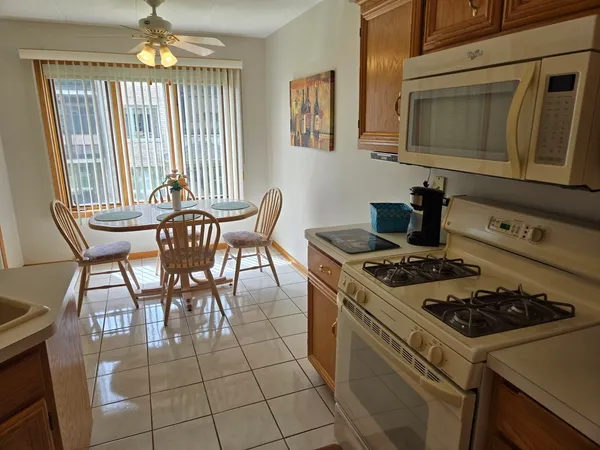 $207,500 | 13950 Lavergne Avenue, Unit 907, Crestwood, IL 60418