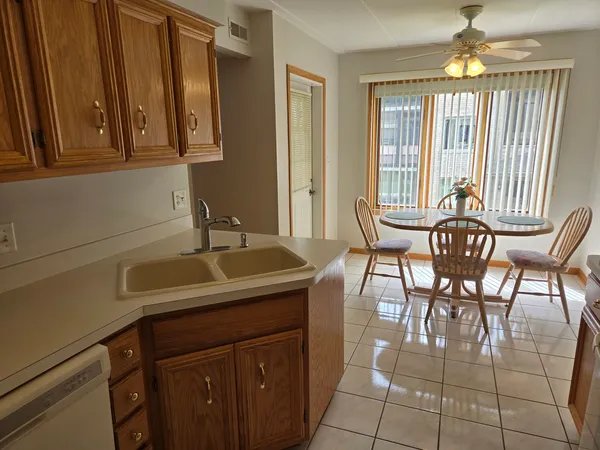 $207,500 | 13950 Lavergne Avenue, Unit 907, Crestwood, IL 60418