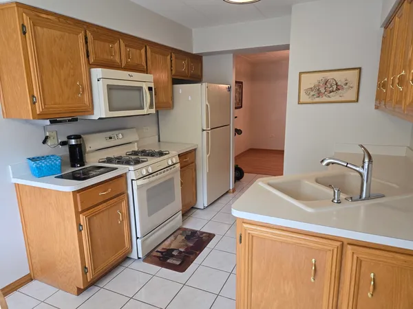$207,500 | 13950 Lavergne Avenue, Unit 907, Crestwood, IL 60418