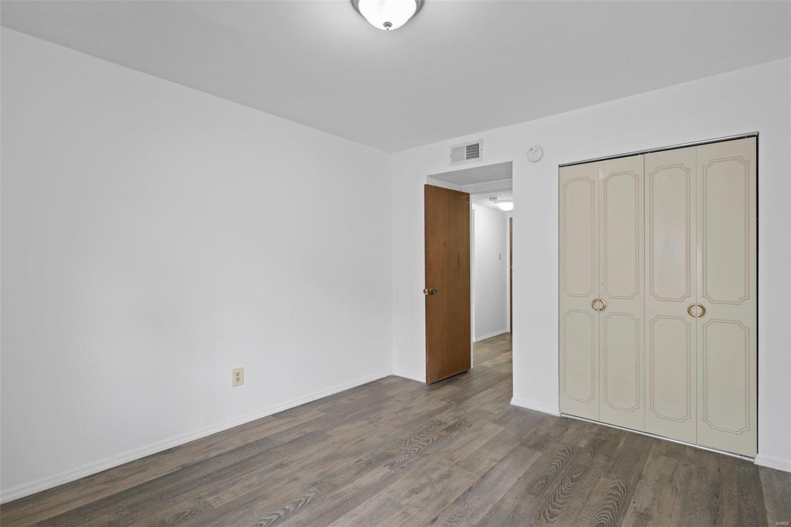 10226 Squire Meadows Drive St. Louis, MO 63123 - Photo 12 of 36