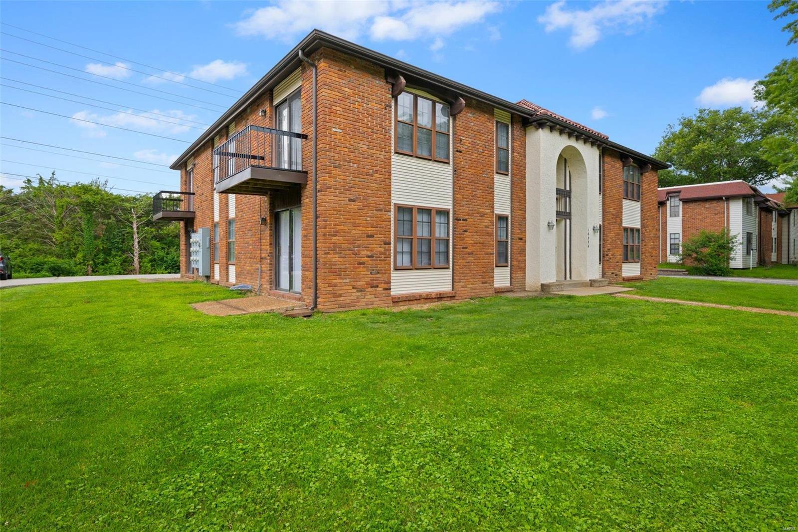 10226 Squire Meadows Drive St. Louis, MO 63123 - Photo 2 of 36