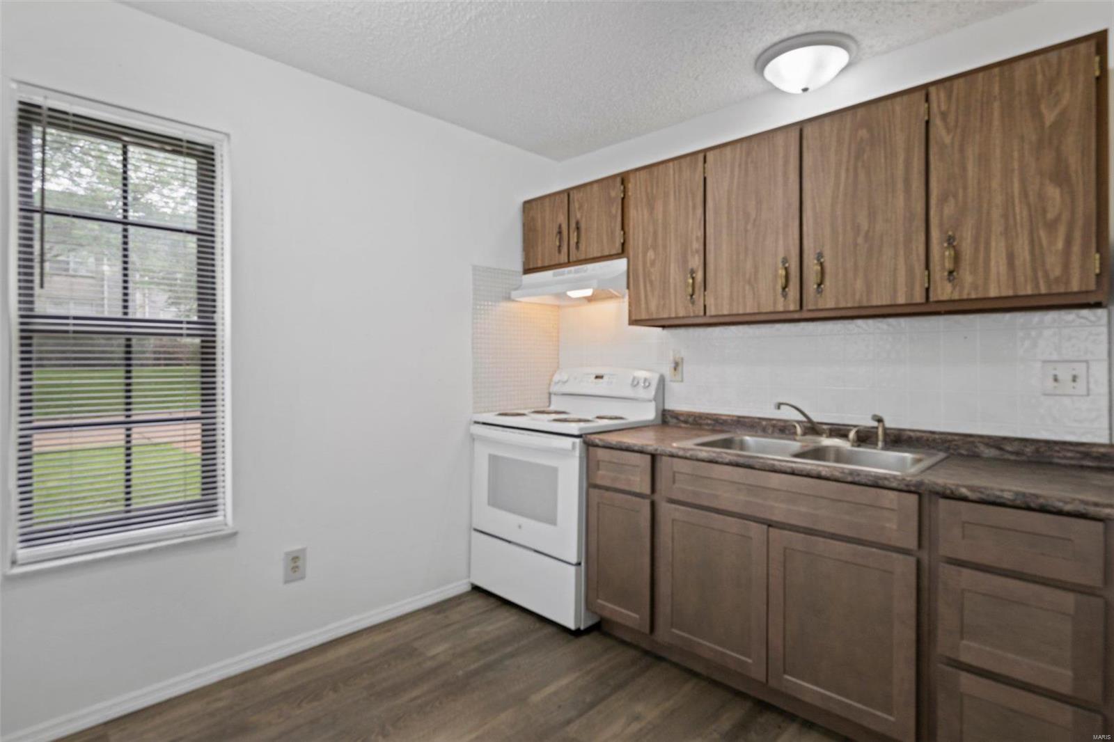 10226 Squire Meadows Drive St. Louis, MO 63123 - Photo 8 of 36