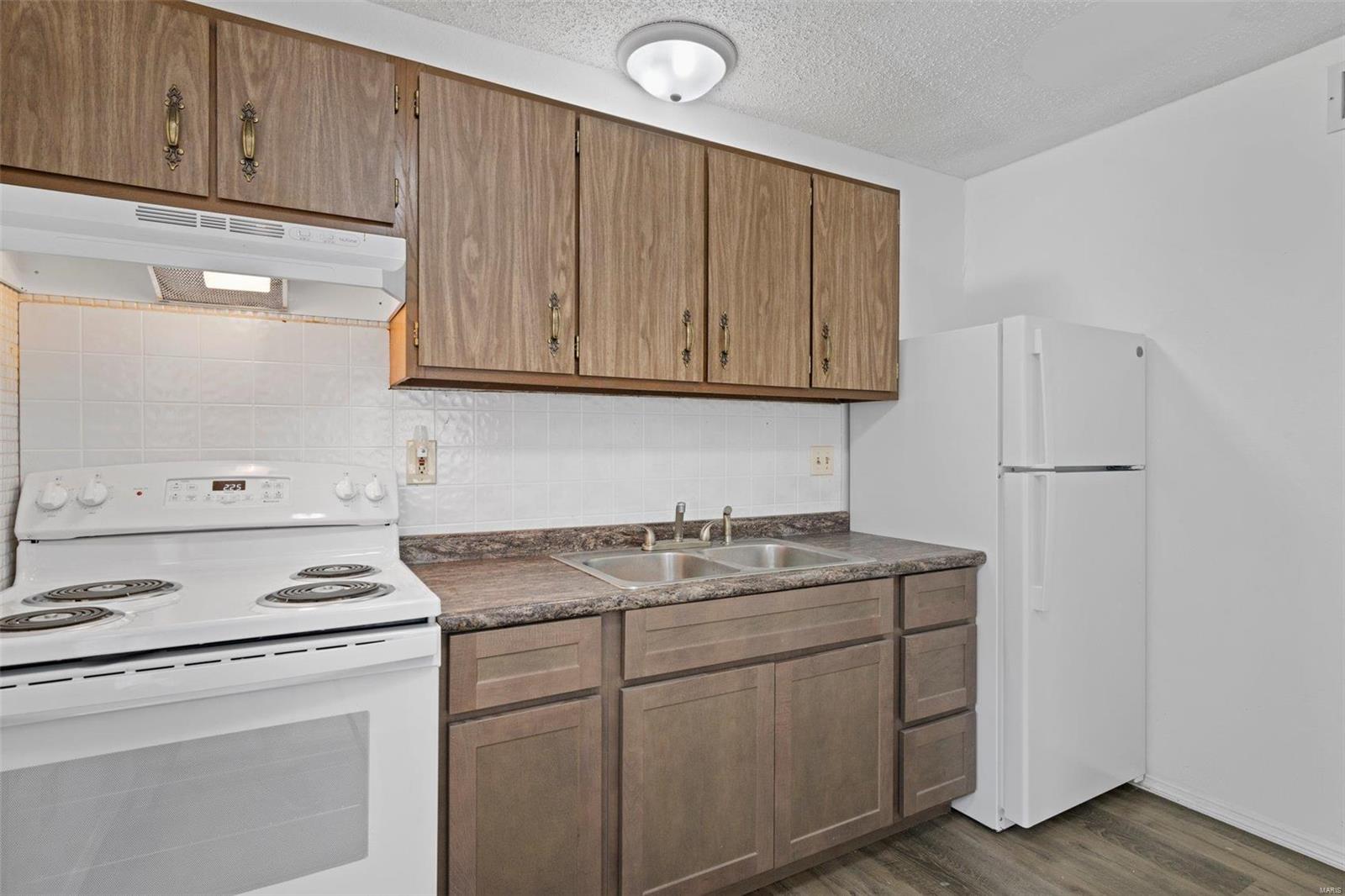 10226 Squire Meadows Drive St. Louis, MO 63123 - Photo 9 of 36