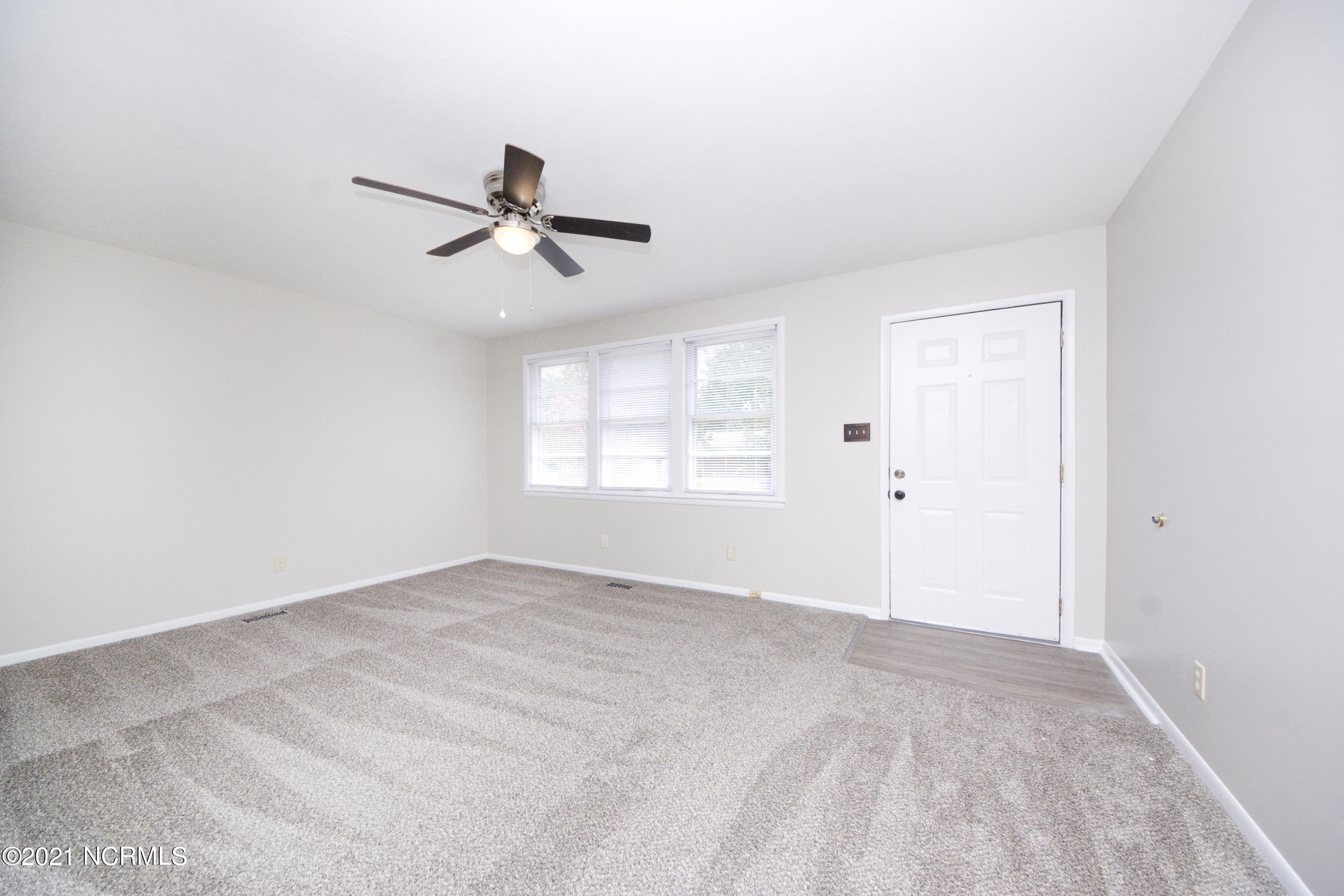415 Cheyenne Road Jacksonville, NC 28540 - Photo 3 of 32 DSC08600
