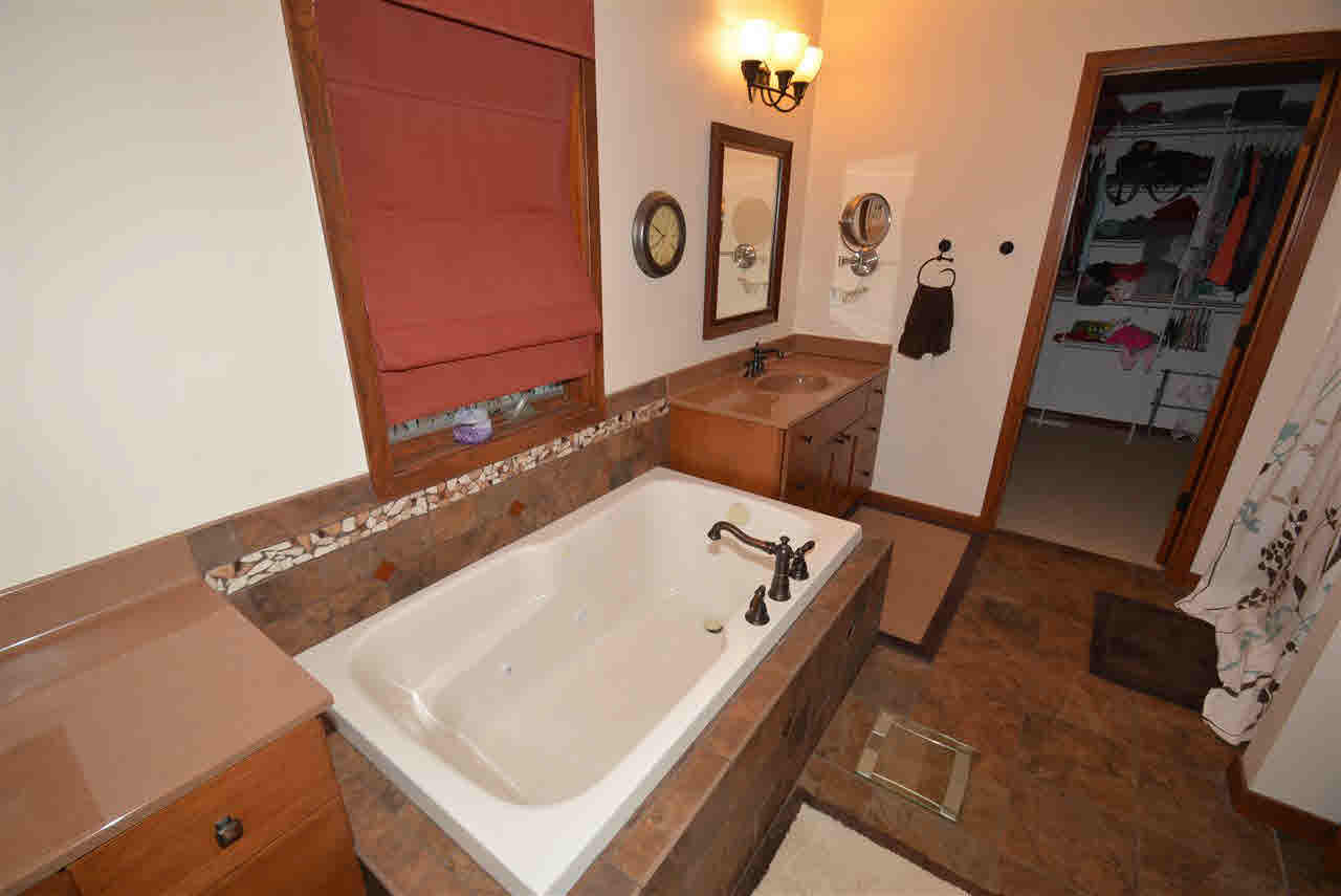 1075 Rustic View Court Eldridge, IA 52748 - Photo 11 of 22 Gallery Image 11