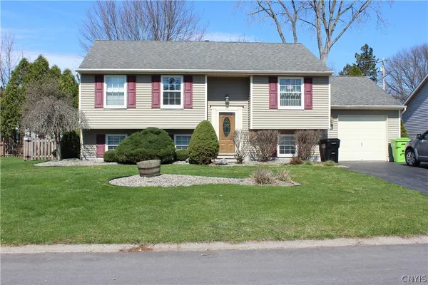 $329,900 | 15 Inglesid Lane, Salina, NY 13090