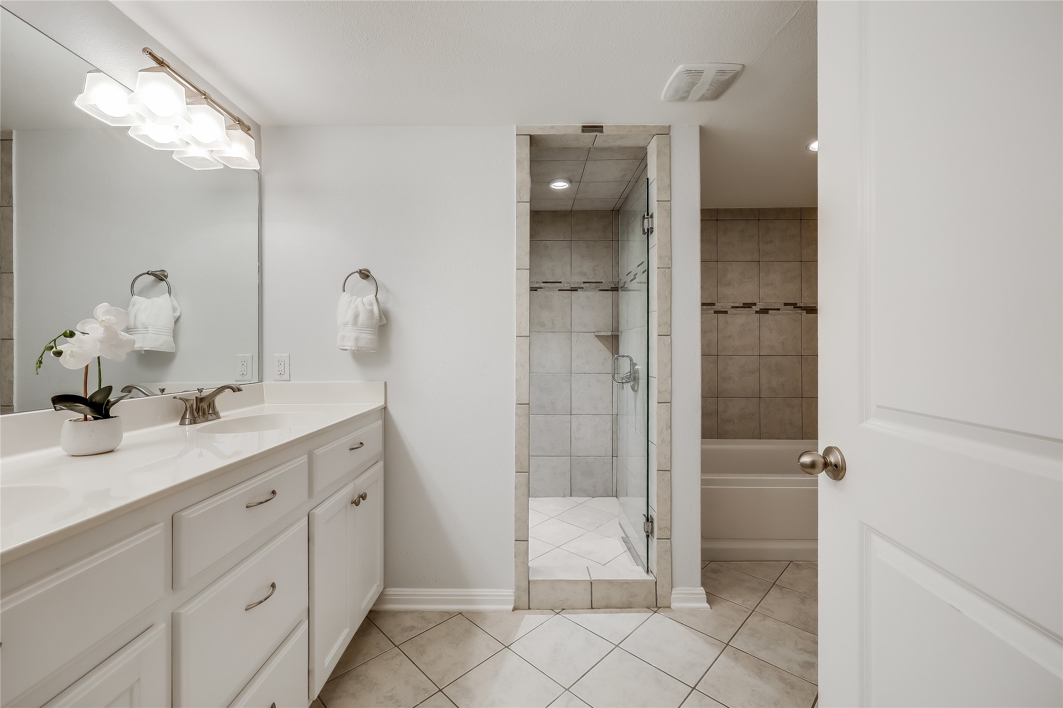 105 Comanche Drive Point Venture, TX 78645 - Photo 23 of 31 Lower primary bath