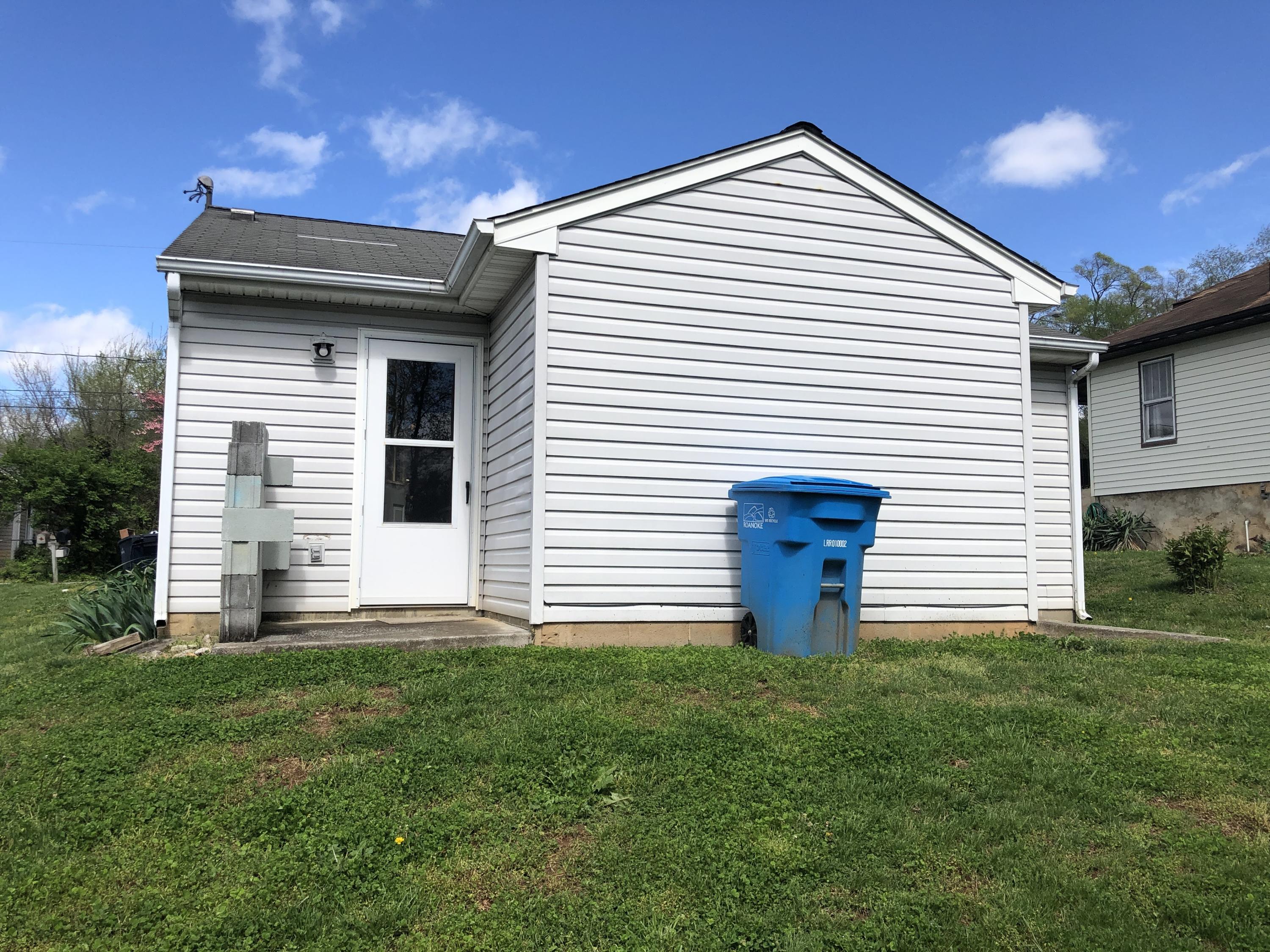 1525 Riverside Terrace Southeast Roanoke, VA 24014 - Photo 5 of 32 a view of a house with a yard