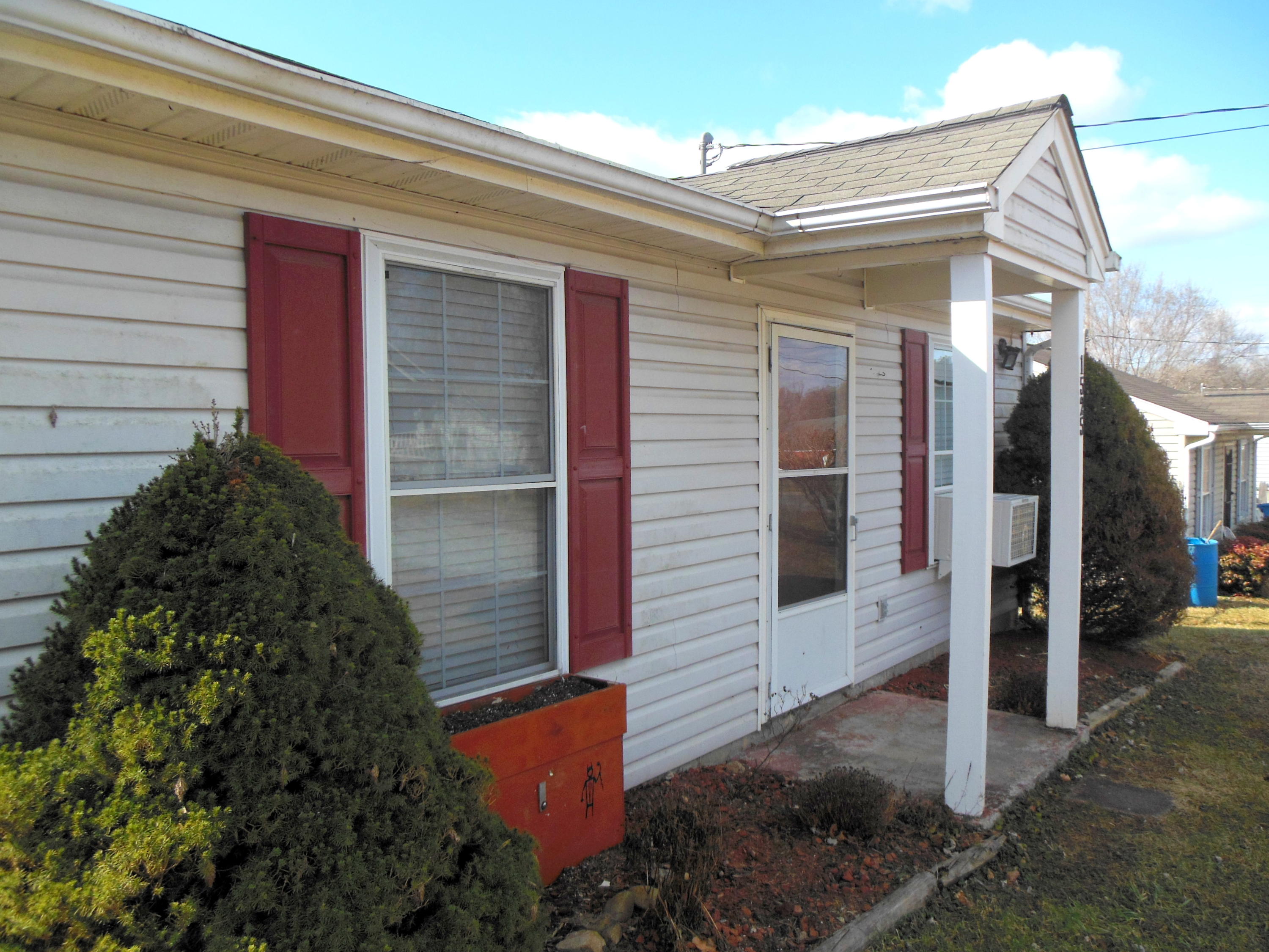 1525 Riverside Terrace Southeast Roanoke, VA 24014 - Photo 8 of 32 a view of a house with a yard
