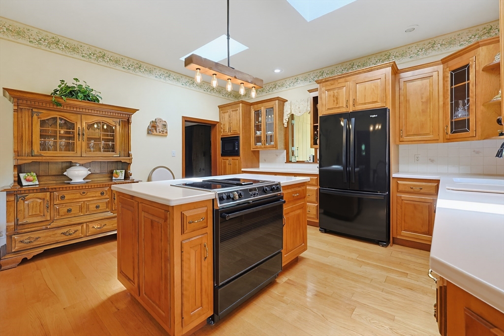 665 South Street Walpole, MA 02081 - Photo 8 of 40