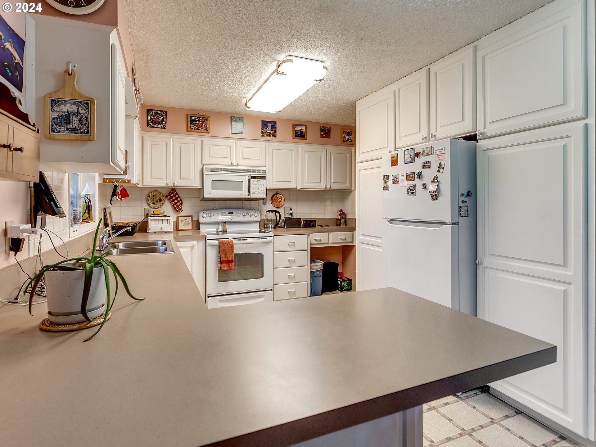 13035 Southwest Rita Drive Beaverton, OR 97005 - Photo 7 of 27 Kitchen