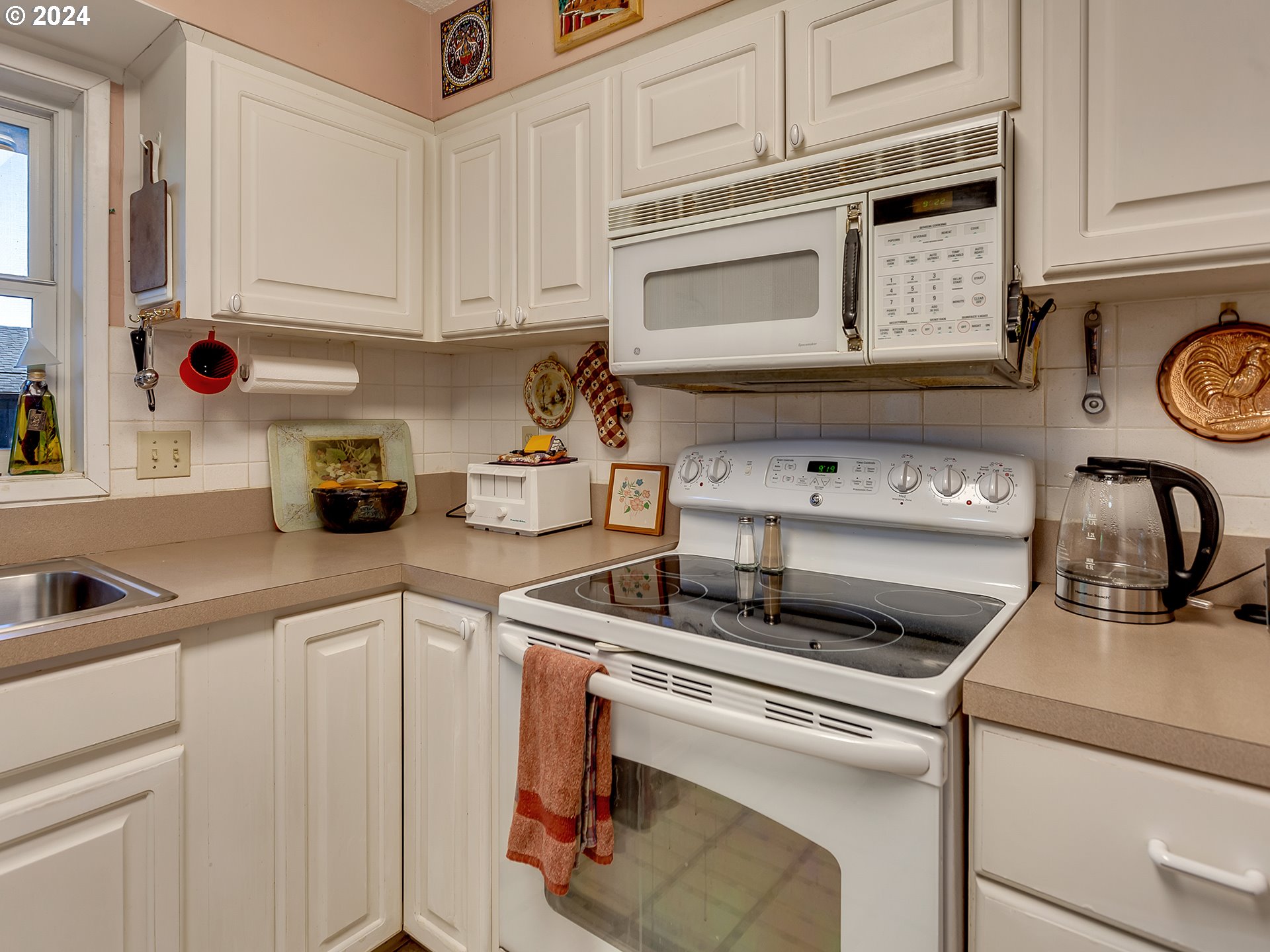 13035 Southwest Rita Drive Beaverton, OR 97005 - Photo 8 of 27 Kitchen