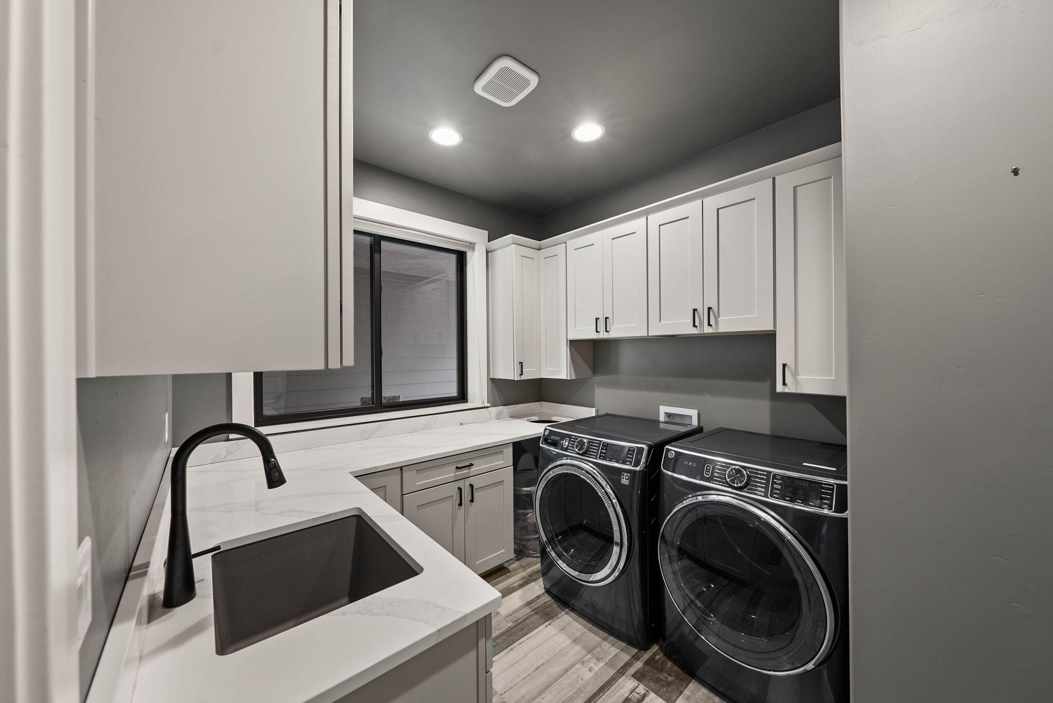60449 Pima Road Bend, OR 97702 - Photo 32 of 50 Laundry room