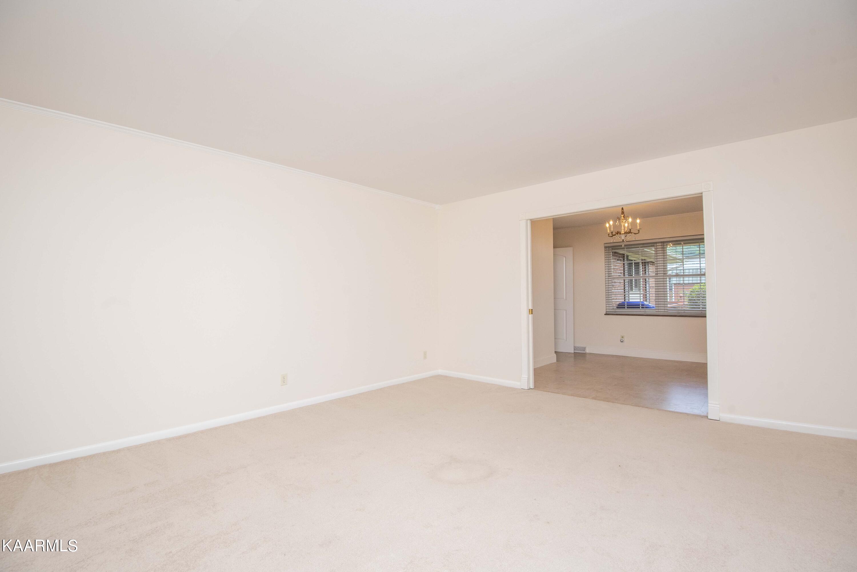 522 Riverside Drive Clinton, TN 37716 - Photo 21 of 40 LIVING ROOM