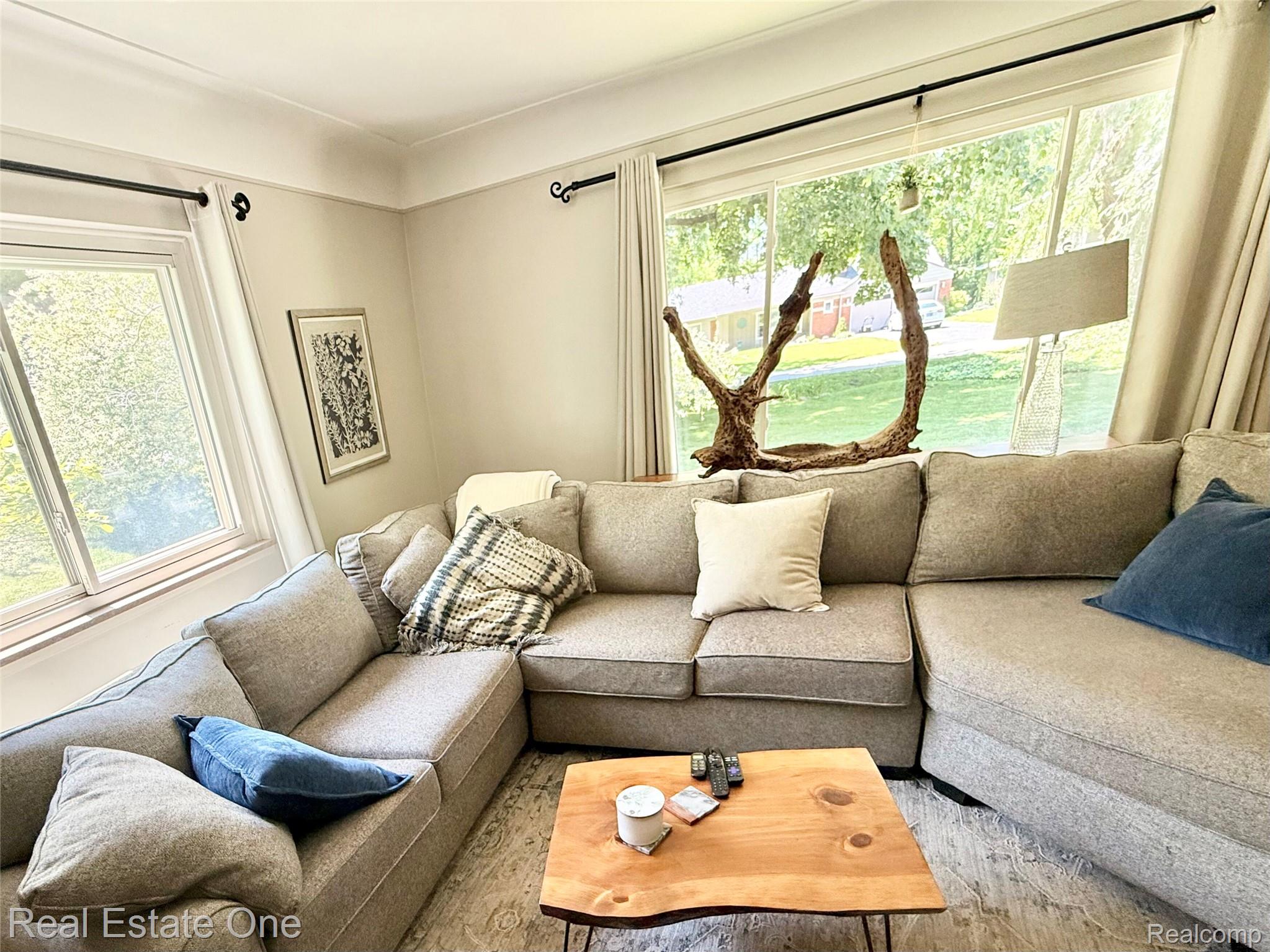 2189 Devonshire Road Bloomfield Hills, MI 48302 - Photo 6 of 50 Bright interior space with multiple windows and light-toned walls