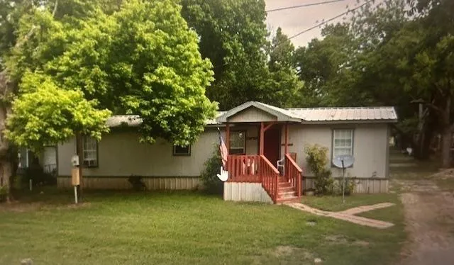 $950 | 303 Mellown Street, Newark, TX 76071